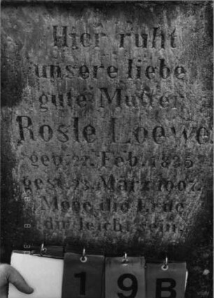 Grabstein 19 Material: Stein Zustand: leichte Verwitterungsspuren Maße HxBxT: 190x51x29 cm Beschreibung: Reihengrab, Vorderseite hebräische Inschrift, Rückseite deutsche Inschrift Symbolik: fünfblättrige Blüte Besonderheit: --: Grabstein 19 B