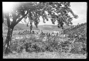 Blick aus Richtung Krankenhaus auf alte Eisenbahnbrücke und Stiftskirche
