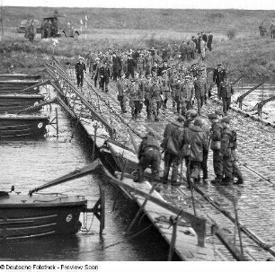 Deutschland . Nationale Volksarmee - Landstreitkräfte. Taktische Übung der Pioniertruppen. Militärdelegation (Volksarmee und Sowjetarmee) auf einer Pontonbrücke