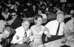 13. Tagung 1963 Medizin; Maikäferrede gehalten von Werner Forßmann: Frau Forßmann, Otto Hahn, Heinlein, Werner Forßmann schunkelnd