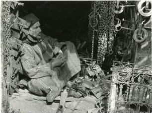 Schmied in Marrakesch : Ein Schmied in seinem Ladengeschäft in der marokkanischen Stadt Marrakesch.