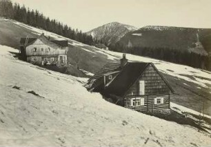 Groß Aupa (heute Pec pod Sněžkou-Velká Úpa / Tschechien). Riesengebirgshäuser im Ortsteil Braunberg. Blick nach Norden zur Schneekoppe (1605 m)