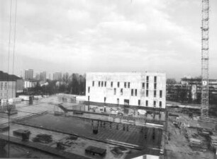 Baustelle Sächsische Landesbibliothek - Staats- und Universitätsbibliothek Dresden, Zentralbibliothek. Rohbau, Dach über dem Zentralen Lesesaal und Nordriegel : Dresden-Räcknitz, Zellescher Weg 18. Baustelle Sächsische Landesbibliothek - Staats- und Universitätsbibliothek Dresden, Zentralbibliothek. Rohbau, Dach über dem Zentralen Lesesaal und Nordriegel. Blick vom Südriegel nach Nordwest