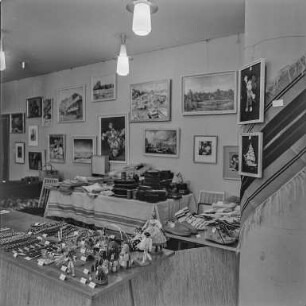 Haus des Buches, polnische Ausstellung : Bautzen. Haus des Buches, Karl-Marx-Straße. Verkaufsausstellung der Volksrepublik Polen vom 01.11.-05.11.1965. Blick in den Verkaufsraum