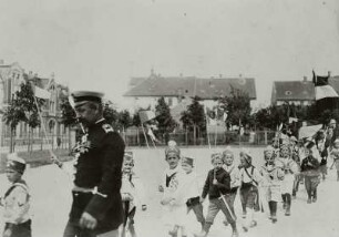 Frohburger Schulfest 1912, Knabenzug mit Standarten