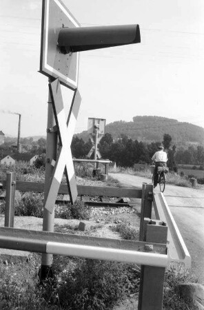 Bahnübergang bei Berghausen mit Blinklichtanlage anstatt Schranken.