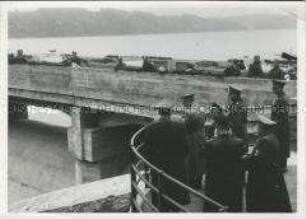 Adolf Hitler auf der Talsperre in Frain an der Thaya