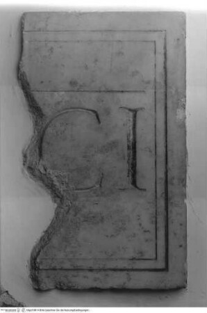Antike Inschriften, Fragmente und Artefakte, Teil einer Inschrift "CI"