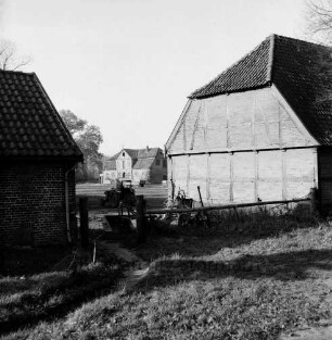Gut Tangstedt: Gutshof: Wirtschaftsgebäude: rechts Scheune: vorn Mitte Zaun: dahinter landwirtschaftliche Gerätschaften: dahinter Trecker: hinten Mitte Verwalterhaus: links Stall