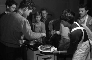 Freiburg: Adelhauser Schule; Jungen lernen Kochen; Jungen am Kochherd beim Pfannkuchenbacken, mit Lehrerin