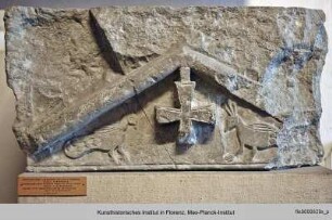 Kreuz, von Pfauen flankiert