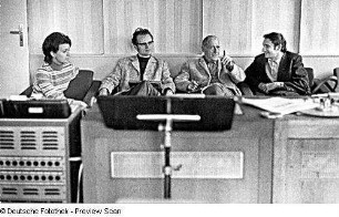 Die Komponisten Günter Neubert (geb. 1936; hier Tonregisseur), Paul Dessau (1894 - 1979) und Paul-Heinz Dittrich (geb. 1930) im Tonstudio von Radio DDR - Sender Leipzig