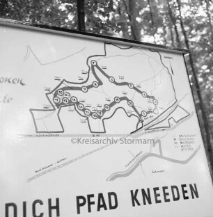 Waldsportpfad: Forst Kneeden: Einweihung: Tafel mit Plan des Pfades