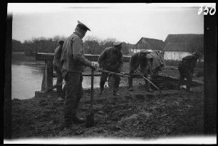 Wirballen (=Virbalis, Litauen): russische Kriegsgefangene mit Spaten bei Straßenreparaturarbeiten ("Straßenbau in Wirballen")