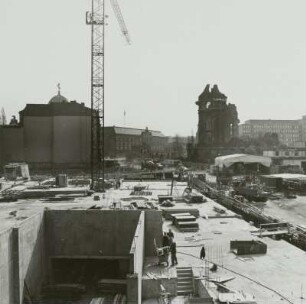 Blick über die Baustelle mit fertiggestelltem Fundament und ersten Erdgeschoßarbeiten