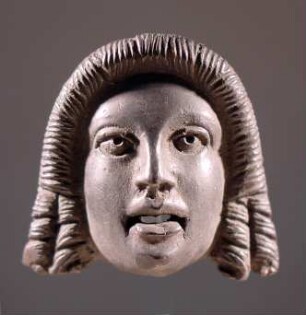 Tragische Maske, die Haare in einen Wulst zusammengewickelt
