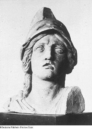 Kopf der Athene : Rietschel, Ernst. Kopf der Athene. Original vom Nordgiebel des Königlichen Hoftheaters in Dresden. Sandstein. Um 1838/1841. Frontalansicht. Bautzen: Stadtmuseum