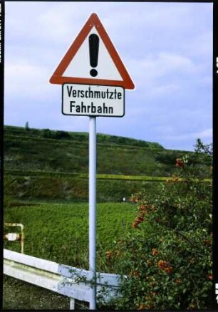 Munzingen: Tuniberg, Verkehrszeichen, verschmutzte Fahrbahn