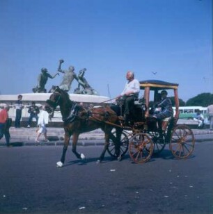 Malta. Valletta. Tritonenbrunnen, davor Touristen-"Taxi", der "Karozzin"