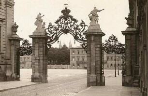 Würzburg, Residenz : Würzburg, Residenzplatz. Neue Residenz (1719-1744; B. Neumann). Mittelbau. Tor an der linken Seite