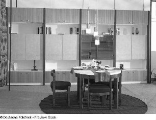Anbauwand : Wohnzimmermöbel (1973; VEB Möbelkombinat Zeulenroda-Triebes (ZEUTRIE)). Ansicht mit Anbauwand und Eßplatz