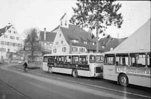 Opfingen: Städtische Busse an der Haltestelle