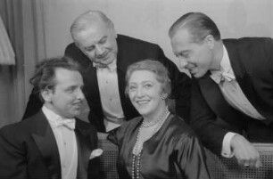 Szenenbilder aus dem Lustspiel "Edouards Kinder" von Marc-Gilbert Jackson, R. Bottomley und F. Jackson an der Komödie Berlin : Szene mit Georg Thomalla (links), Hans Leibelt (hinten, Mitte), Käthe Dorsch und Rolf Kutschera (rechts)