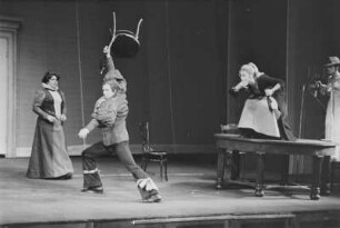 Szenenbilder aus "Weiberkomödie", Schauspiel von Heiner Müller. Volksbühne Berlin, 29.05.1971 (Premiere 25. Juni 1971)