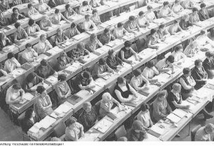 Verschiedene Veranstaltungen des Demokratischen Frauenbundes Deutschlands (DFD), Verleihung der Goldenen Nadel an Naumann, Salatzubereitungskurse, u.a., November 1964 & Bezirksdelegierten-Konferenz des Demokratischen Frauenbundes Deutschlands (DFD), April 1969