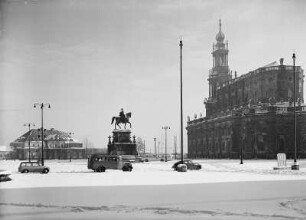 Dresden-Altstadt. Theaterplatz mit Reiterdenkmal König Johanns (1889; J. Schilling). Blick von der Grünanlage an der Gemäldegalerie nach Nordost gegen Italienisches Dörfchen und Hofkirche