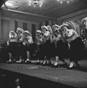 Karneval: Hotel Oldesloer Hof, Saal: Prunksitzung: Veranstalter Oldesloer Männerchor von 1844, Oldesloer Singakademie von 1946: Bühne: Auftritt von Sängerinnen der Singakademie als "Mädchenchor des NDR", 27. Februar 1960