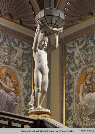 Statue eines nackten Jünglings, der eine Lampe trägt
