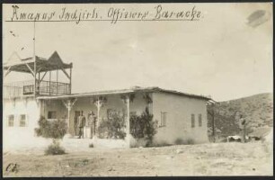Militärgebäude auf einem Berg im Amanus-Gebirge, Türkei, zwei Offiziere auf der Veranda sowie einer neben dem Gebäude stehend