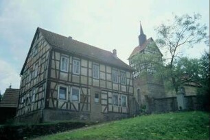 Fachwerkhaus unterhalb der Dorfkirche, Kriegerdenkmal