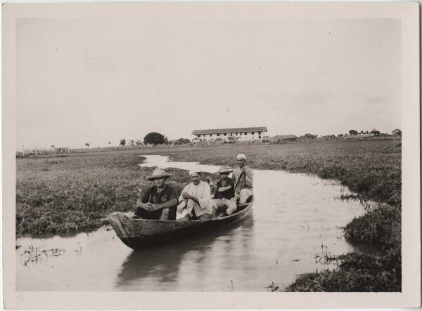 Rameurs devant une fazenda (film : "Urwelt im Urwald")