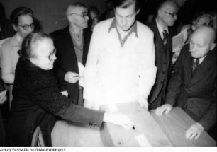 Wahl zur Volkskammer und zum sächsischen Landtag, Wähler bei der Stimmabgabe, Stimmenauszählung, u.a., 15. Oktober 1950