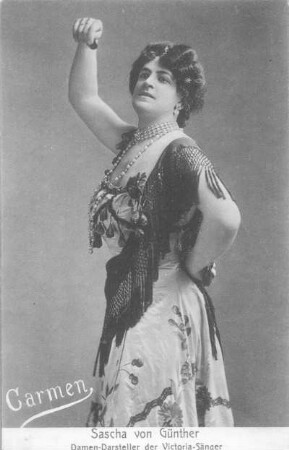 Sascha von Günther, Damen-Darsteller der Dresdner Victoria-Sänger (vorher Julius Beyers Victoria-Sänger; gegründet 1903), als Carmen. Fotografie (Weltpostkarte). Dresden, um 1910