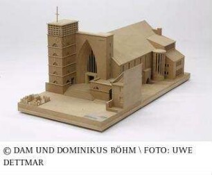 Kath. Pfarrkirche Christkönig - Modell des Gesamtgebäudes mit Umgebungsmodell
