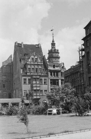 Ansicht des Deutrichs Hofes (Abbruch 1968), im Hintergrund der Turm der Nikolaikirche