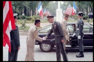 Fotografie: Antrittsbesuch von General de Division François Cann, französischer Stadtkommandant, in den Lucius D. Clay Headquarters in Berlin-Dahlem