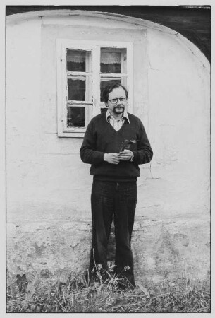 Der Lyriker Heinz Czechowski vor einem Haus