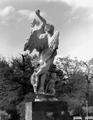 Dresden-Altstadt. Großer Garten, Figurengruppe "Die Zeit entführt die Schönheit" (P. Balestra)