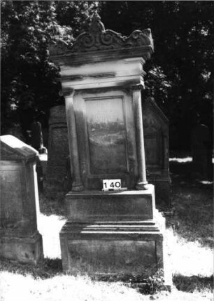 Grabstein 140 (Index: 100085469) Maße HxBxT: 240x80x34 cm Beschreibung: ädikulaart. st. m. Säulen, getreppt. Sockel, Aufsatz m. Mittelakroter, rechteck. Scvhrift: Grabstein 140