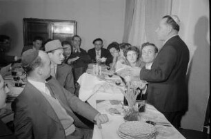 Jüdische Studentinnen und Studenten während einer Seder-Feier