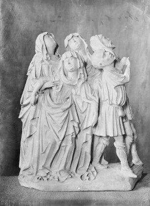 Kreuzigungsaltar — Altarschrein mit Kreuzigung — Kreuzigung, bestehend aus dem Triumphkreuz und zweier Gruppen unter den Kreuzen der beiden Schächer — Trauernde Marien mit Longinus und dem Idioten