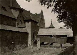 Marienburg/ Westpreußen (heute Zamek w Malborku). Ansicht des Haupteinganges der im 13. Jahrhundert erbauten Ordensburg des Deutschen Ordens mit Pfahlbrücke und Lorenzkapelle