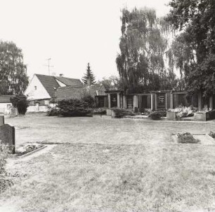 Blick über den Kirchhof zu Wandgrabmalen