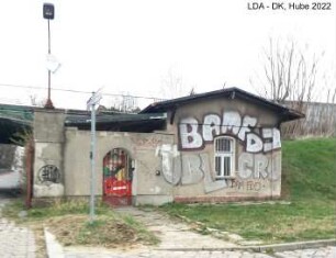 Pförtnerhaus mit Viehbrücke, Umfassungsmauern und Auffahrtsallee; Berlin, Marzahn-Hellersdorf