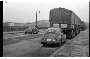 Kleinbildnegativ: Lastwagen, Monumentenbrücke, 1968