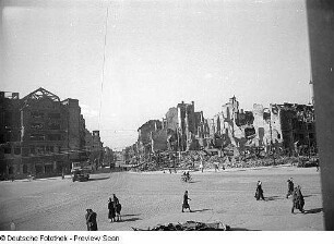 Aufnahmen vom zerstörten Berliner Dom, dem Potsdamer Platz und der Potsdamer Brücke in Berlin : Ansicht des zerstörten Potsdamer Platzes